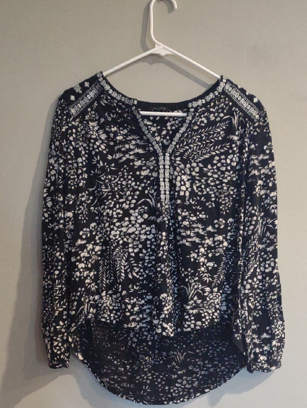 Lucky Brand Women's Medium Black and‎ White Floral Henley Cotton Top